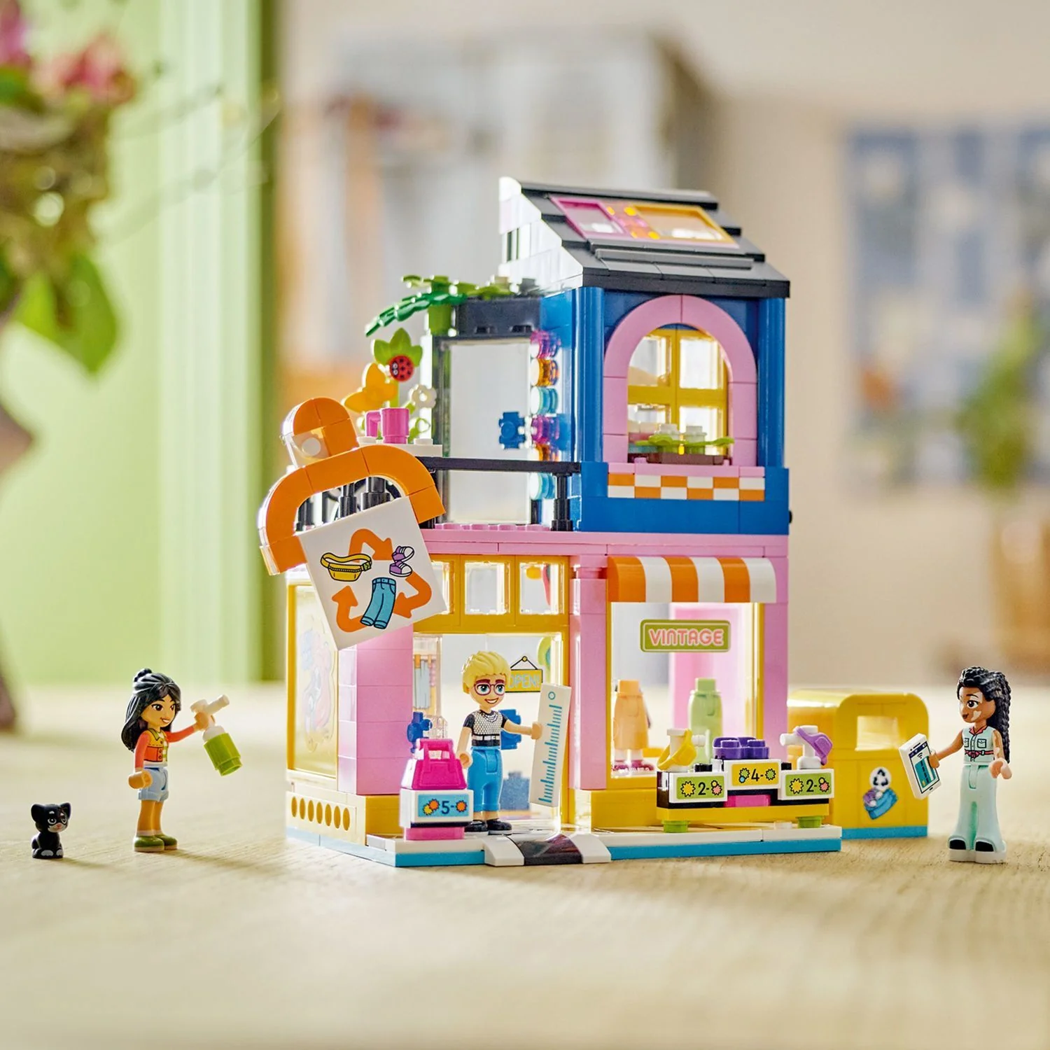 LEGO® Friends™ Vintage Fashion Store 42614 - Image 4