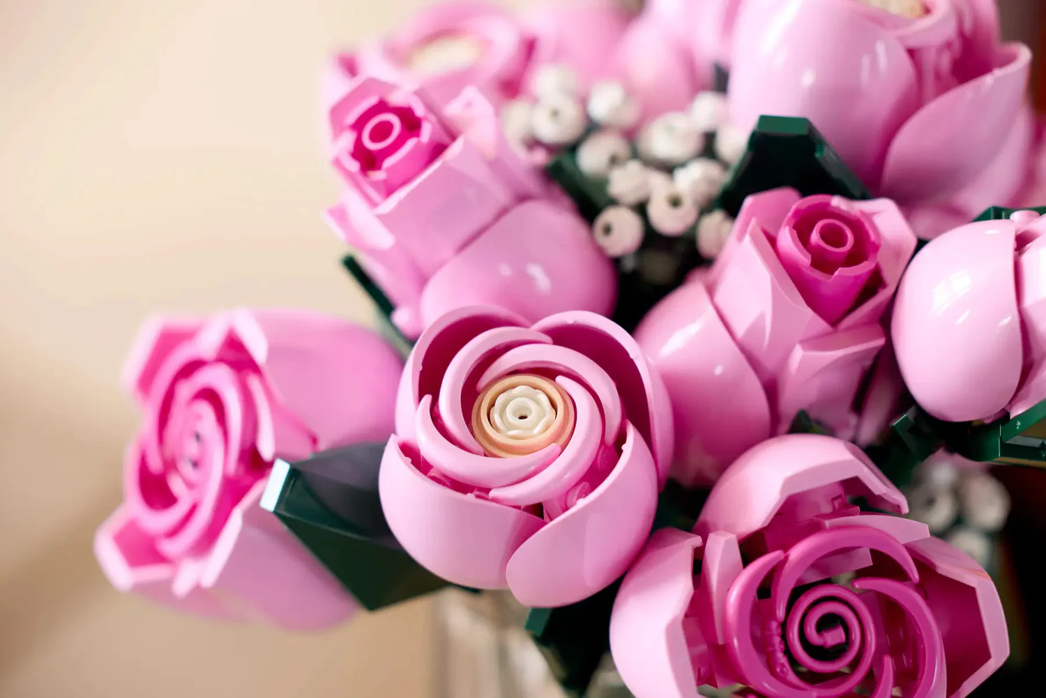 LEGO Botanicals: Bouquet of Pink Roses - Image 2