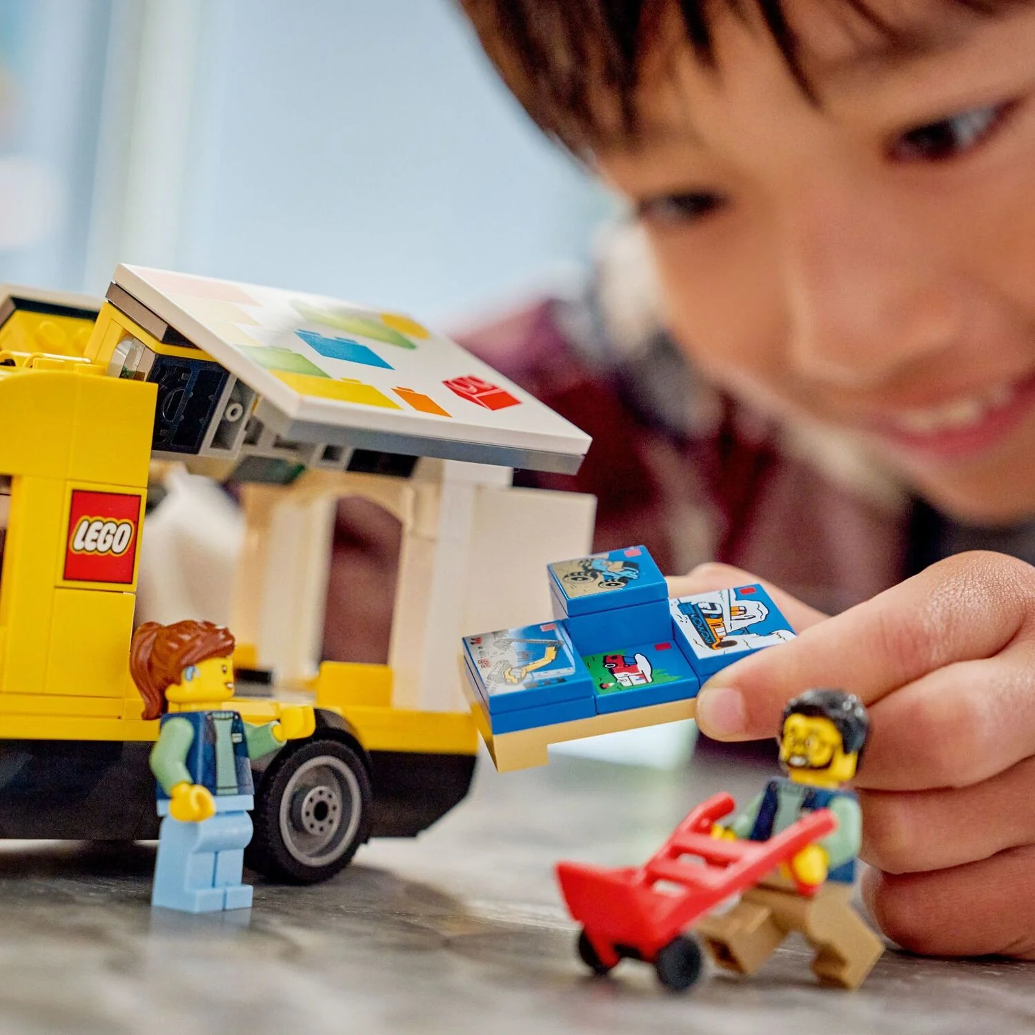 LEGO City Great Vehicles: The LEGO® Van - Image 4