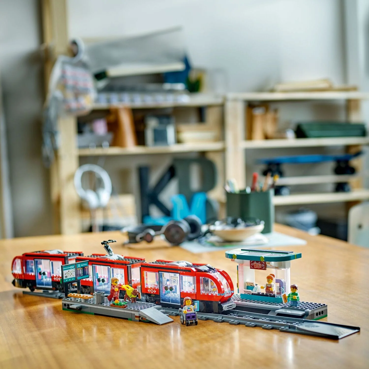 LEGO® City Trains: Downtown Streetcar and Station 60423 - Image 3