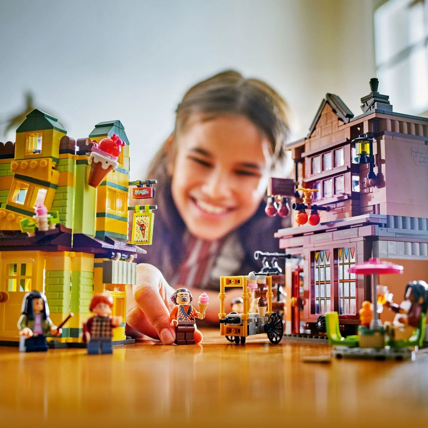 LEGO Harry Potter: Quality Quidditch™ Supplies & Ice Cream Parlour - Image 2