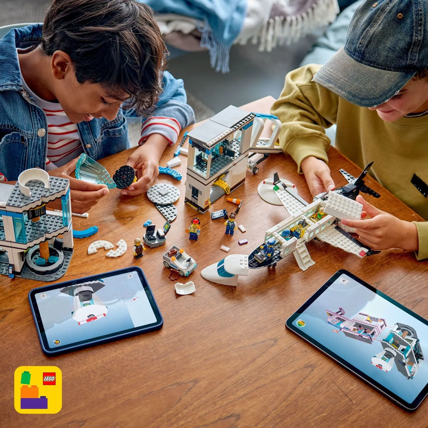 LEGO My City: Airport with Airplane - Image 7