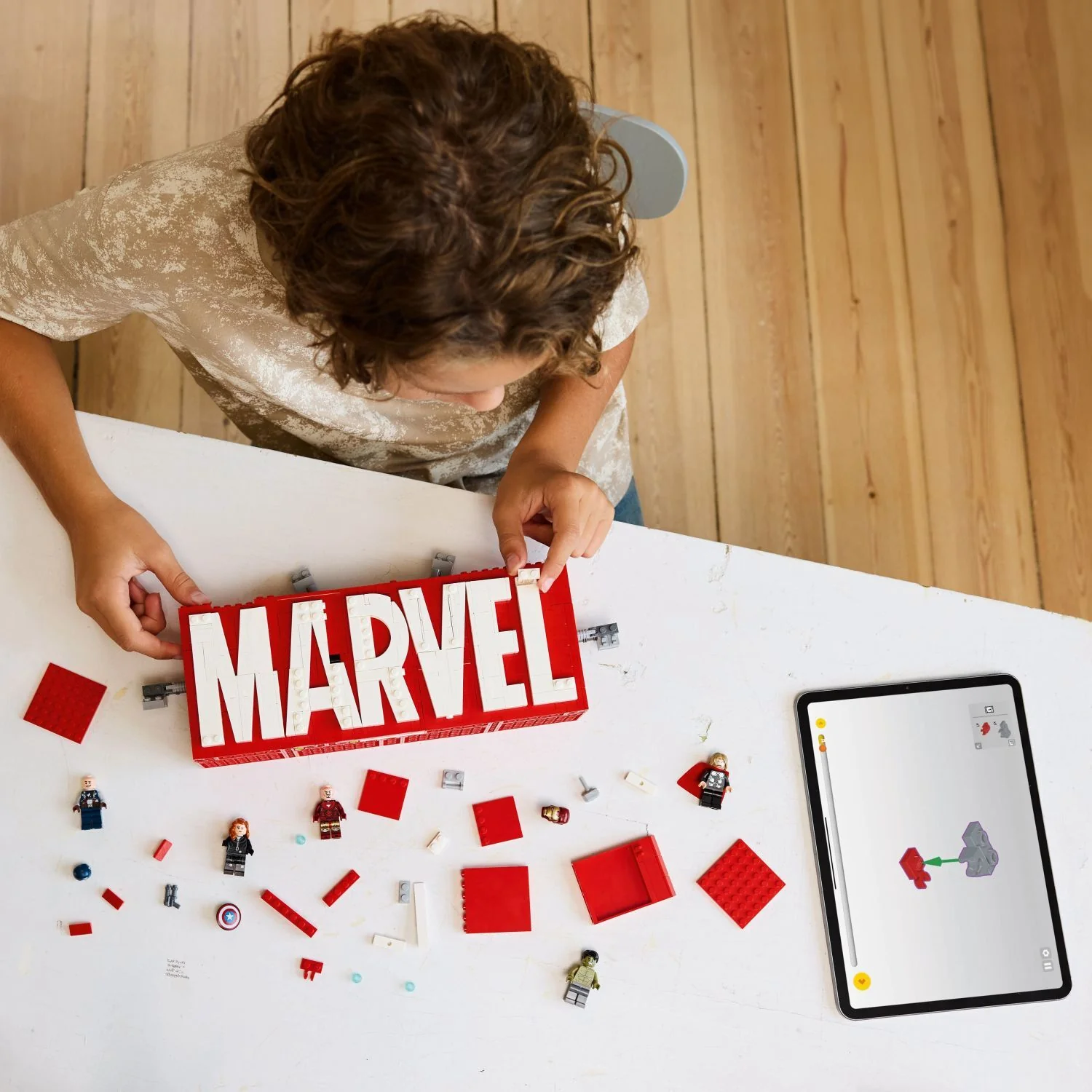 LEGO® Super Heroes Marvel: MARVEL Logo & Minifigures 76313 - Image 3