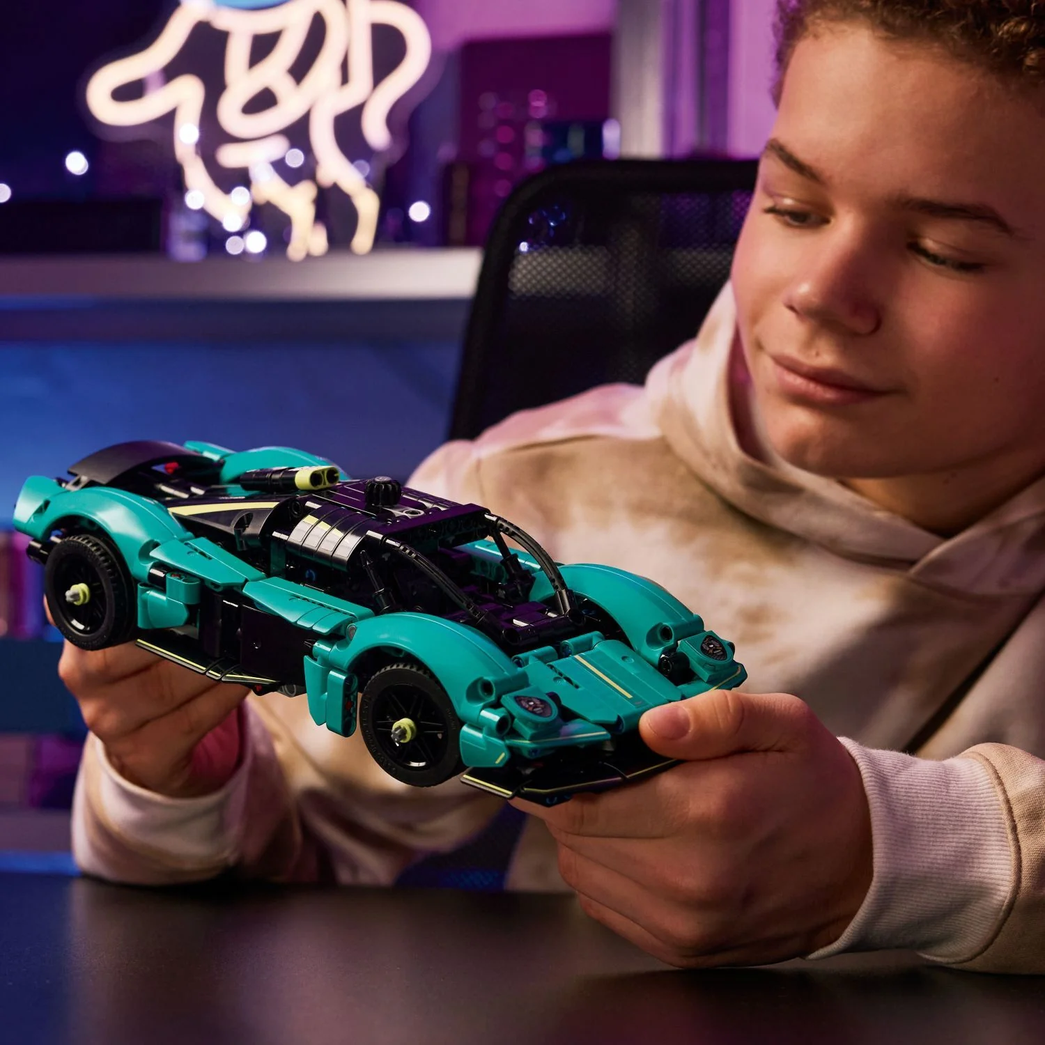 LEGO Technic: Aston Martin Valkyrie - Image 3