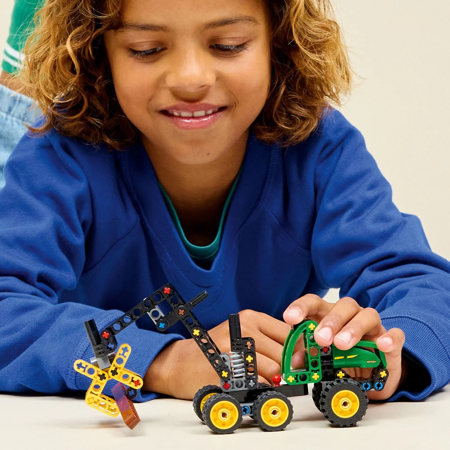 LEGO Technic: John Deere 1470H Wheeled Harvester - Image 4