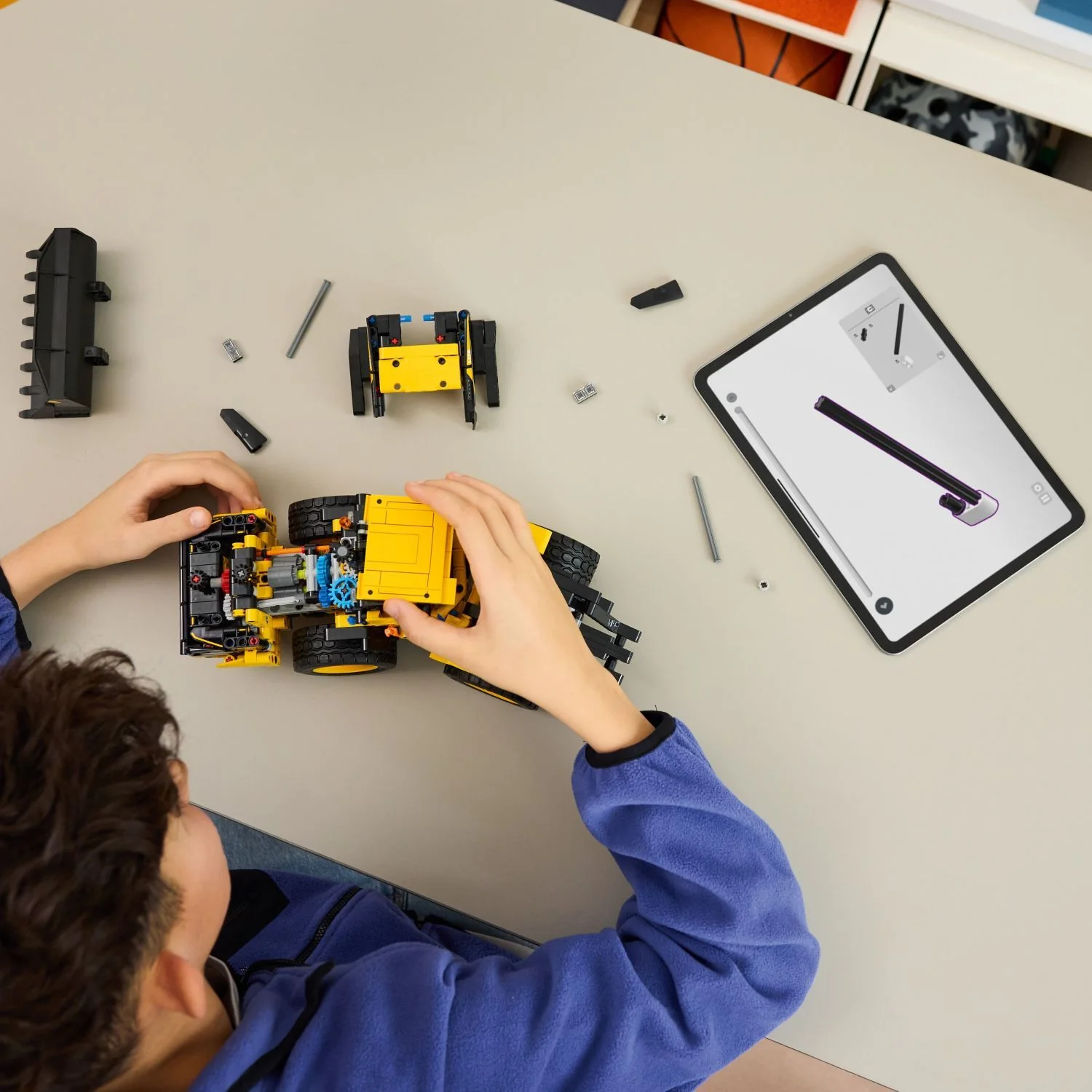 LEGO Technic: Volvo L120 Electric Wheel Loader - Image 3