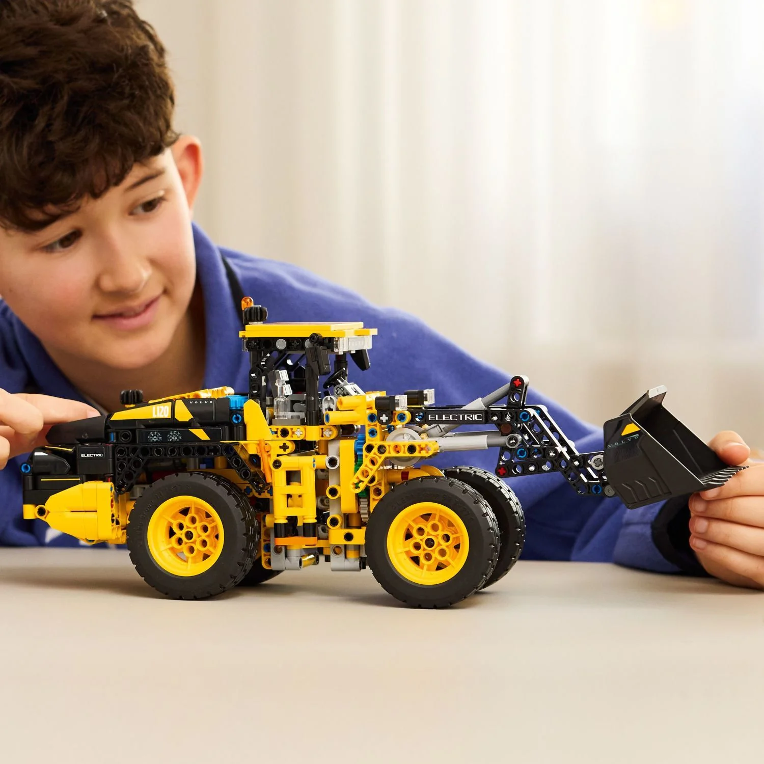 LEGO Technic: Volvo L120 Electric Wheel Loader - Image 4