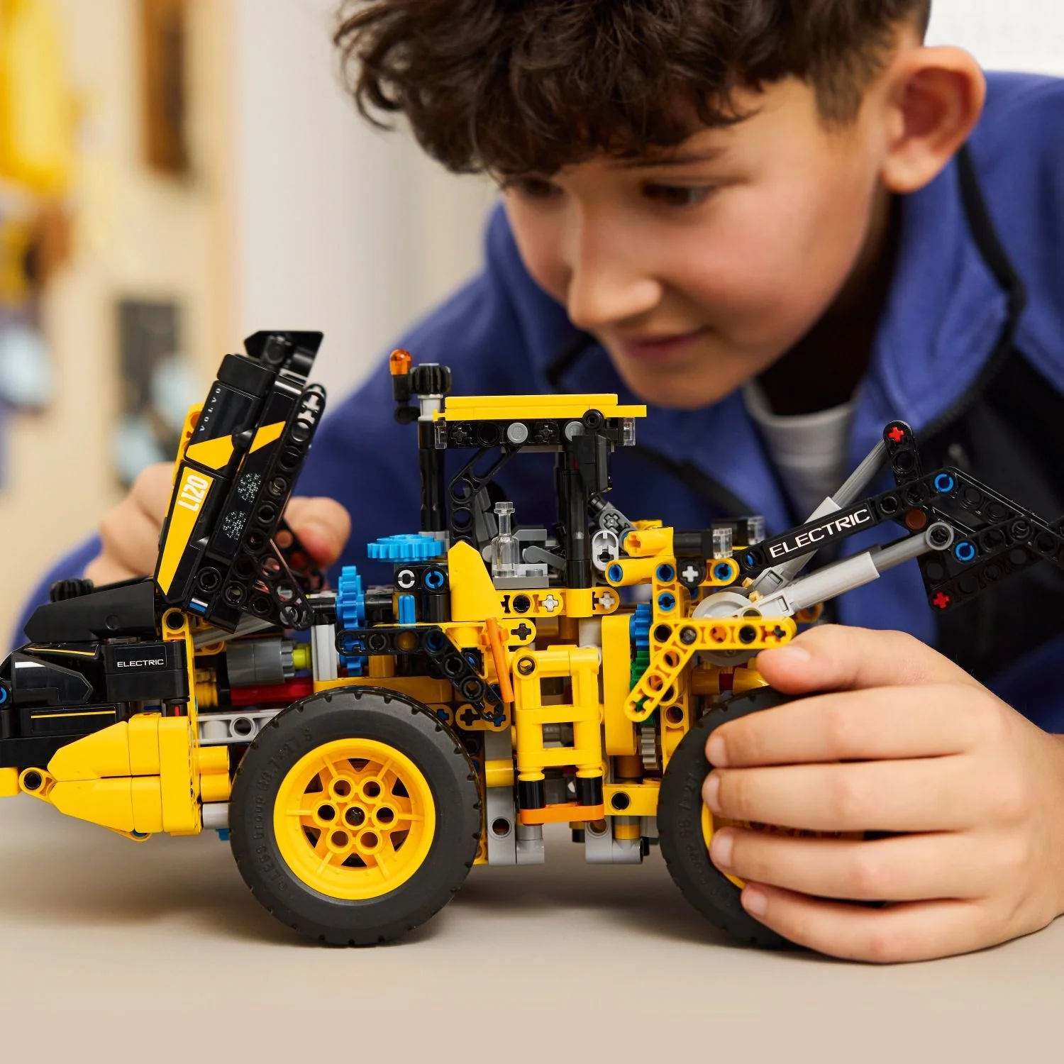 LEGO Technic: Volvo L120 Electric Wheel Loader - Image 6