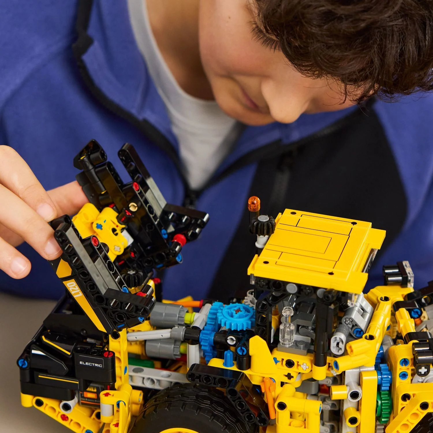 LEGO Technic: Volvo L120 Electric Wheel Loader - Image 7