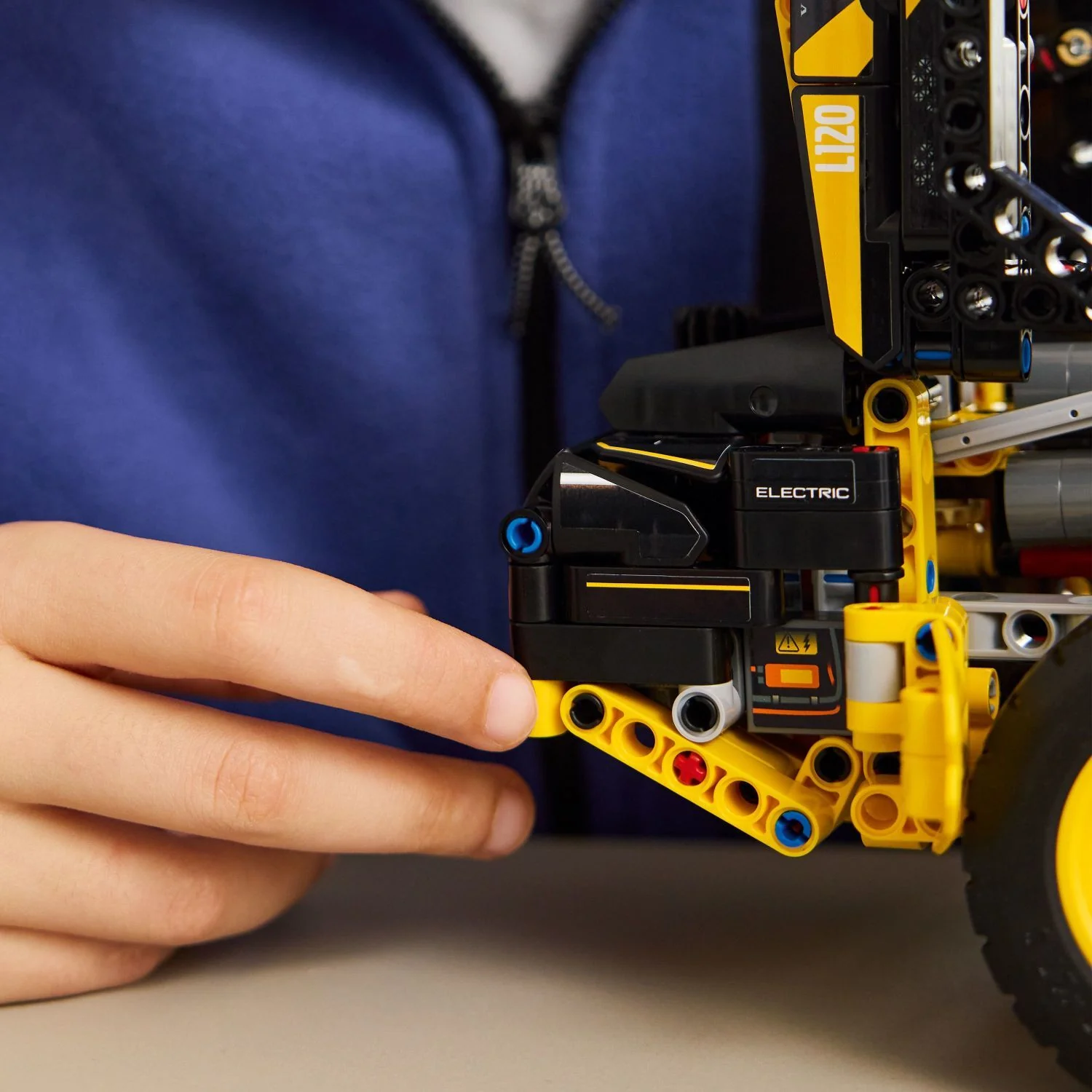 LEGO Technic: Volvo L120 Electric Wheel Loader - Image 8