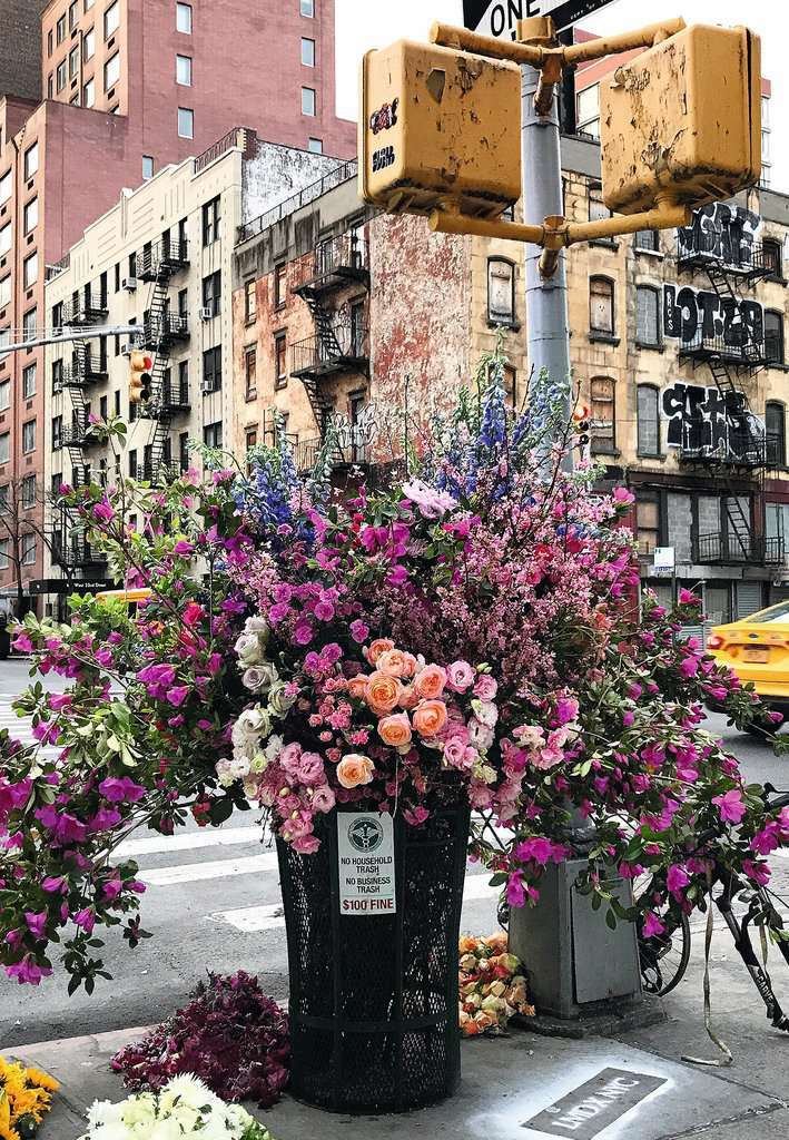 Puzzle Moment: Flowers in New York (300 pc Puzzle) - Image 3